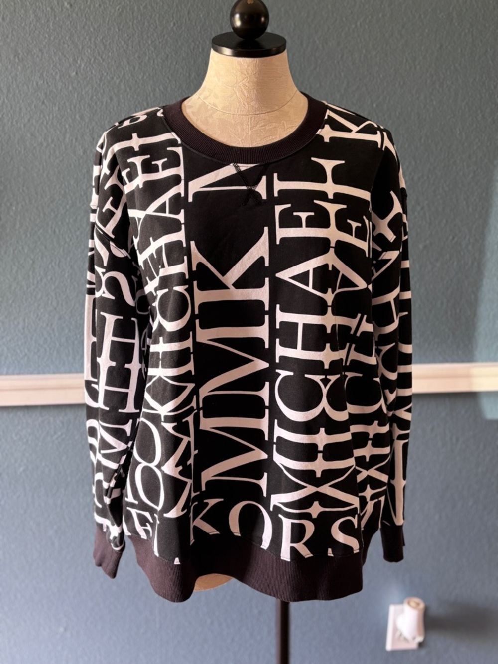 Michael Kors Women’s Newsprint Crewneck Sweatshirt in Large